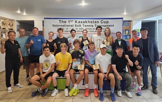 지난 16일부터 이틀 동안 카자흐스탄 알마티에서 열린 제1회 카자흐스탄컵 국제소프트테니스대회 시상식 뒤 한국 관계자들과 출전선수들이 포즈를 취하고 있다. 사진/대한소프트테니스협회