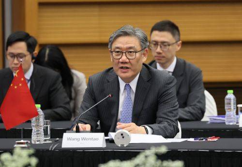 왕원타오 중국 상무부장이 지난 3월 30일 서울 중구 대한상공회의소에서 열린 제13차 한·일·중 경제통상장관회의에서 발언하고 있다. 중국 상무부는 왕 부장이 17일 젠슨황 엔비디아 최고경영자(CEO)와 만났다고 성명에서 밝혔다. 연합뉴스