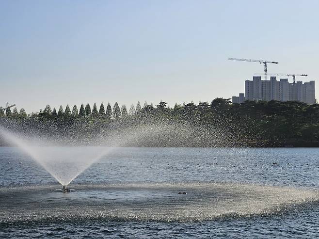 2025년 장마 20일 종료· 다시 폭염=‘극한호우’ 형태로 내린 이번 비는 매우 혼란스럽다. 올해 6월 12일 평년보다 일주일 정도 빠르게 시작됐던 2025년 장마는 잠시 강한 비를 쏟아내고 사실상 물러날 것으로 기상청이 관측했다. ⓒbnt뉴스