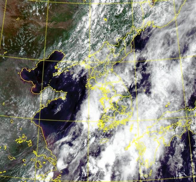 2025년 장마 20일 종료· 다시 폭염=‘극한호우’ 형태로 내린 이번 비는 매우 혼란스럽다. 올해 6월 12일 평년보다 일주일 정도 빠르게 시작됐던 2025년 장마는 19일까지 강한 비를 쏟아내고 사실상 물러날 것으로 기상청은 관측했다. ⓒ기상청=오늘날씨 천리안 위성 영상