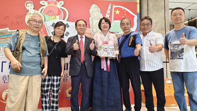 17일 우한에서 열린 비빔밥 행사에서 하성주 총영사 부부(가운데)가 중국인 친구들과 활짝 웃고 있다./우한=이벌찬 특파원