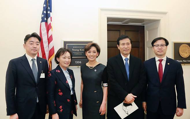 영 김 공화당 하원의원(가운데)이 지난 2022년 미국을 찾은 의원단과 기념 촬영을 하고 있다. 강훈식 대통령 비서실장(맨 왼쪽), 여한구 산업부 통상교섭본부장(맨 오른쪽)의 모습도 보인다. /뉴스1