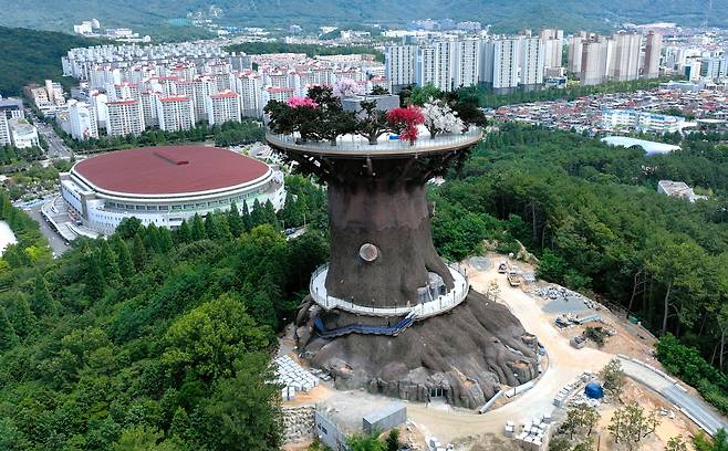 지난 10일 경남 창원시의 랜드마크로 기대를 모은 인공나무 전망대 '빅트리'가 공정율 90% 넘긴 가운데 조감도와 다른 모습으로 공개돼 시민 원성이 잇따르고 있다./김동환 기자