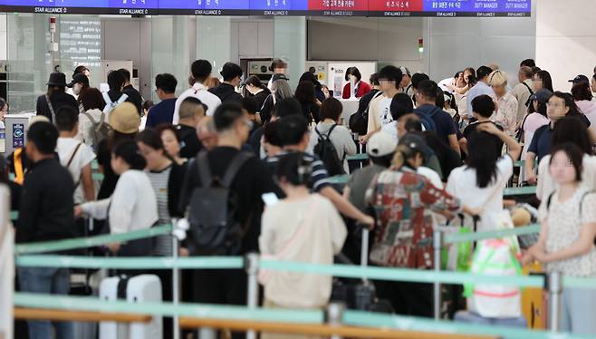 여름 휴가철인 16일 인천 영종도 인천국제공항 1터미널이 탑승객들로 붐비고 있다. /연합뉴스