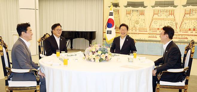 이재명 대통령이 17일 서울 한남동 관저에서 우원식 국회의장, 김민석 국무총리와 만찬 자리를 갖고 있다. 왼쪽부터 강훈식 대통령비서실장, 우 의장, 이 대통령, 김 총리. /대통령실통신사진기자단