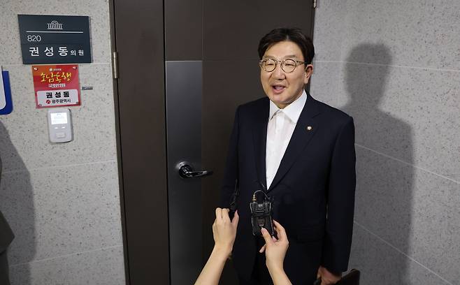 김건희 특검팀이 권성동 국민의힘 의원에 대한 압수수색을 진행중인 18일 서울 여의도 국회 의원회관 권성동 의원실 앞에서 권 의원이 취재진의 질문에 답하고 있다. /남강호 기자