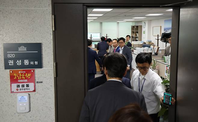 김건희 특검팀이 권성동 국민의힘 의원에 대한 압수수색을 진행중인 18일 서울 여의도 국회 의원회관 권성동 의원실에서 박덕흠, 김장겸 의원을 비롯한 국민의힘 의원들이 압수수색에 반발해 집결해 있다. /남강호 기자