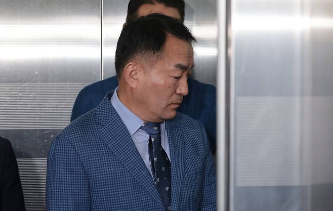 김계환 전 해병대 사령관이 지난 17일 순직 해병 수사 외압 의혹 관련 2차 조사를 받기 위해 서울 서초구 해병 특검 사무실로 향하고 있다. /연합뉴스