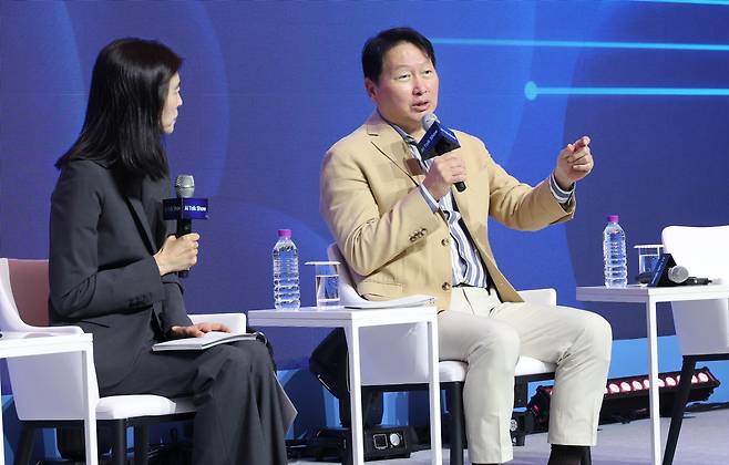 최태원 대한상공회의소 회장이 18일 경북 경주 라한셀렉트에서 열린 제48회 대한상의 하계포럼 AI 토크쇼에 참석해 발언하고 있다. /뉴시스