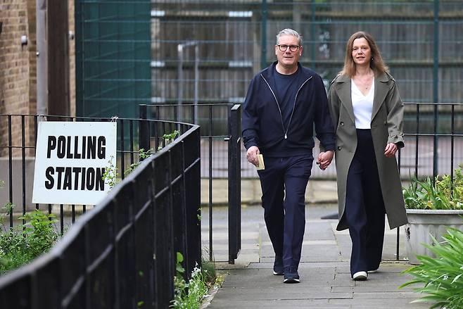 영국 노동당 대표 키어 스타머와 그의 아내 빅토리아 스타머가 2024년 5월 2일 영국 런던에서 지방선거가 실시된 투표소 밖을 걷고 있다. /연합뉴스