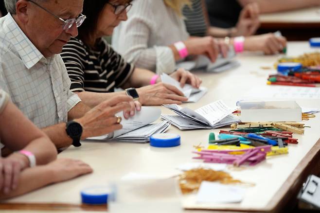 2025년 5월 영국 링컨셔주 그림즈비 타운 홀에서 투표원들이 그레이터 링컨셔 시장 선거 투표 결과를 집계하고 있다. /연합뉴스