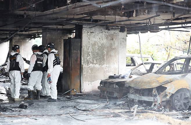 전날 주차장에서 발생한 화재로 다수의 인명피해가 발생한 경기도 광명시 소하동 한 아파트에서 18일 경찰과 소방, 국과수 등 관계자들이 합동 감식을 하고 있다. /연합뉴스