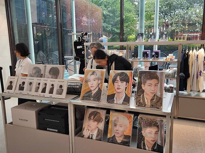신세계면세점 명동점 11층 ‘SPACE OF BTS’ 매장에서 고객들이 제품을 둘러보는 모습. /정재훤 기자