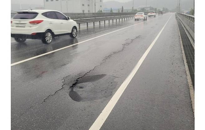 경기 오산시 가장교차로 붕괴 직전 모습./온라인 캡처