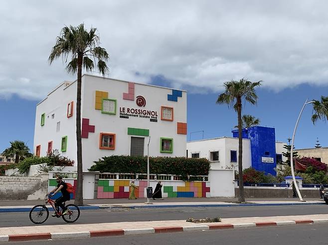 야자수가 늘어선 에사우이라 도심 풍경