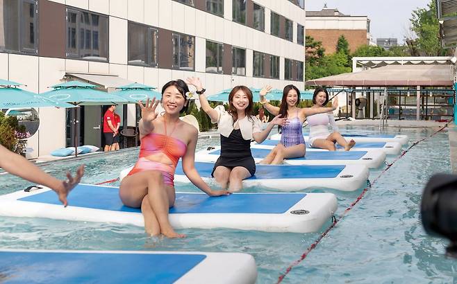 포토 스폿으로 유명한 몬드리안 서울 이태원의 알티튜드 풀 앤 라운지에서 진행된 플로팅 요가 클래스.