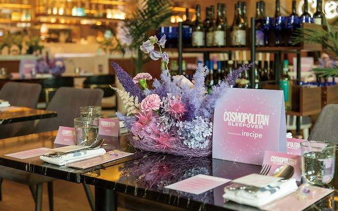 슬립오버 이벤트를 위한 건강한 지중해식 코스요리를 즐길 수 있었던 1층 Cleo 레스토랑.