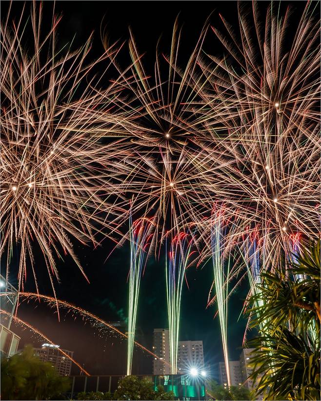 오픈 1주년을 축하하는 불꽃놀이.