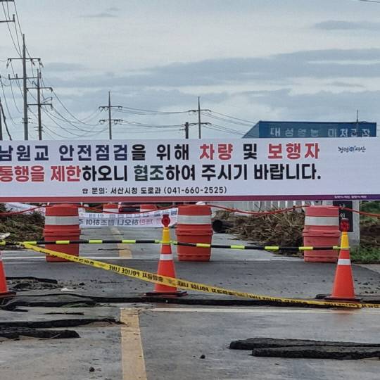 18일 물이 빠진 사고 현장. 폭우 직후 통행이 통제되면서 시민들은 여전히 둑방을 따라 이동하거나 먼 우회도로를 이용해야 하는 불편을 겪고 있다. 김성환 기자