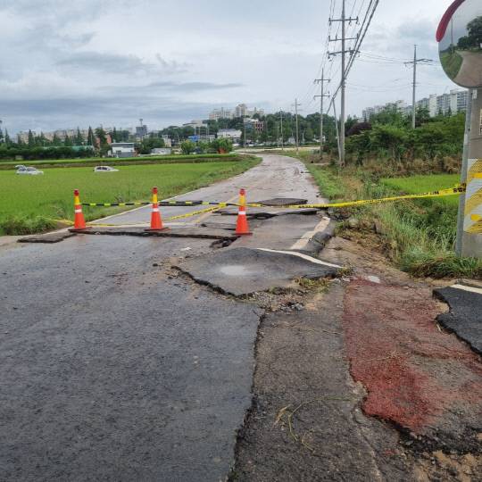 18일 물이 빠진 사고 현장. 폭우 직후 통행이 통제되면서 시민들은 여전히 둑방을 따라 이동하거나 먼 우회도로를 이용해야 하는 불편을 겪고 있다. 김성환 기자