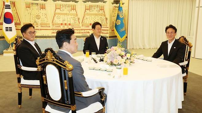 이재명 대통령이 17일 서울 한남동 관저에서 우원식 국회의장과 김민석 국무총리와 만찬에 앞서 환담을 나누고 있다. 오른쪽부터 김 총리, 이 대통령, 우 의장, 강훈식 비서실장 ⓒ연합뉴스