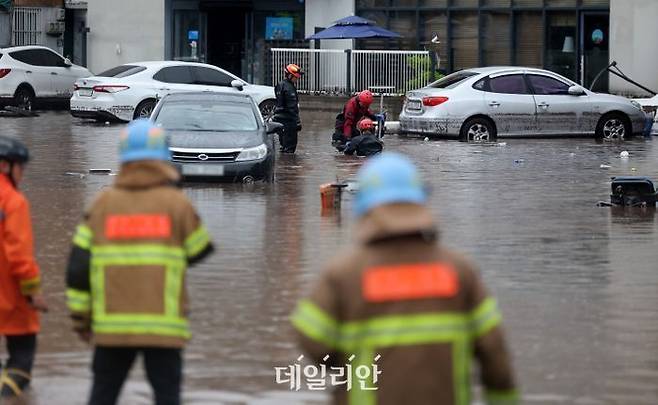지난 17일 대구 북구 노곡동 일대가 집중호우로 인해 물에 잠겨 있다.ⓒ뉴시스