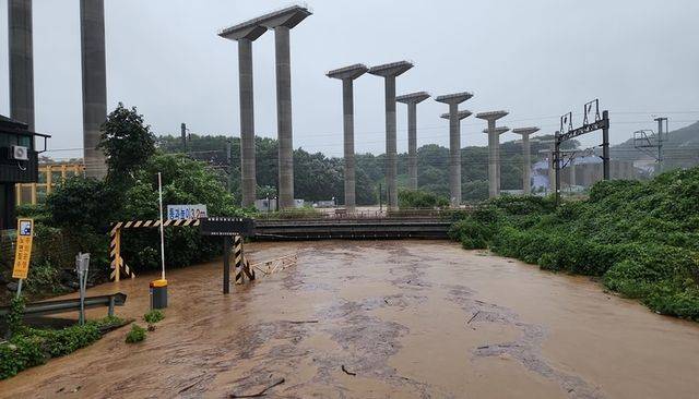 폭우가 쏟아진 지난 17일 오전 세종시 전동면 일대를 흐르는 하천이 범람 위기를 맞고 있다. 세종에는 이날 오전 1시 12분 '호우경보'가 발효됐다.연합뉴스ⓒ