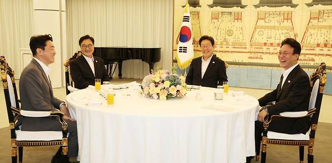 이재명 대통령이 17일 서울 한남동 관저에서 우원식 국회의장과 김민석 국무총리, 강훈식 비서실장과 만찬에 앞서 환담을 나누고 있다. ⓒ뉴시스