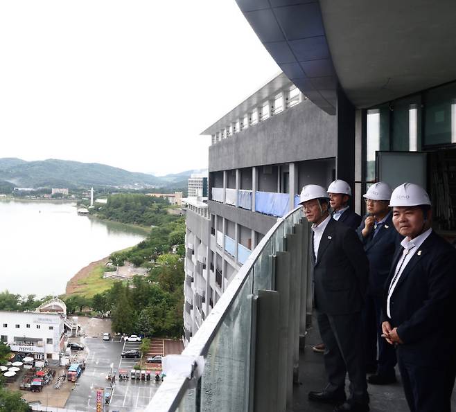 김민석 국무총리(왼쪽)가 15일 경북 경주시 아시아태평양경제협력체(APEC) 정상회의 현장 점검을 진행하고 있다. 국무총리실 제공