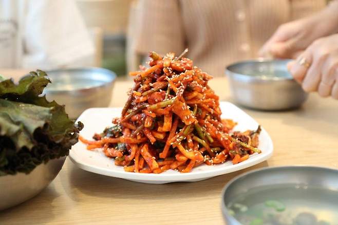 대구 서구 반고개 무침회 골목에서 맛볼 수 있는 무침회.