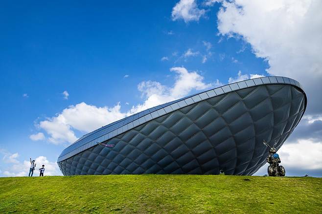 달성군 다사읍 강정보 디아크 광장을 찾은 방문객들이 연을 날리고 있다. 대구 달성군 제공