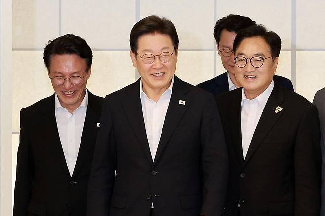 이재명 대통령이 17일 서울 한남동 관저에서 우원식 국회의장과 김민석 국무총리와 만찬에 입장하고 있다. 2025.07.17. [서울=뉴시스]