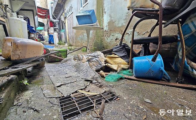 18일 충남 당진시 전통시장 통로에 있는 배수구가 비닐 장판으로 막혀 있다. 근처 상인들은 “여름철 하수구 냄새 때문에 덮는 경우가 있다”라고 했다. 당진=김태영 기자 live@donga.com