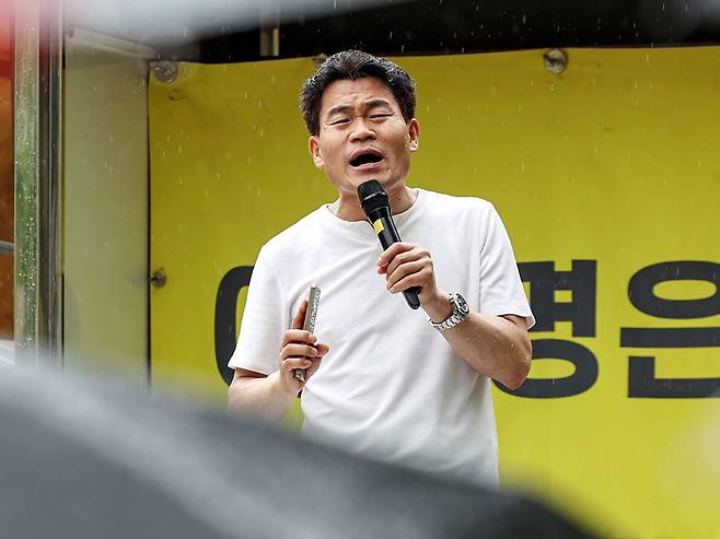 전직 한국사 강사 전한길 씨가 18일 서울 서초구 서울중앙지방법원 앞에서 신자유연대 등 보수 단체가 개최한 집회에 참석해 윤석열 전 대통령의 석방을 촉구하고 있다. 2025.7.18 (서울=뉴스1)