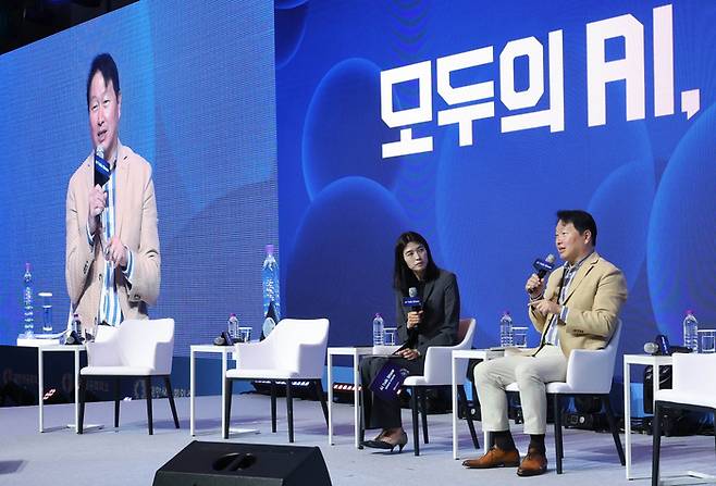 18일 경북 경주에서 열린 대한상의 하계포럼 '모두의 AI, 우리의 AI' 경영 토크쇼에서 최태원 대한상공회의소 회장(오른쪽)이 발언하고 있다.