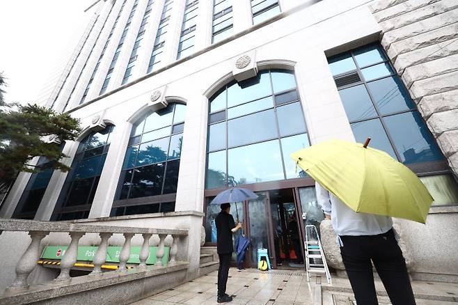 김건희 여사 관련 의혹을 수사하는 민중기 특별검사팀이 통일교 가평·서울 본부 등에 대한 압수수색을 실시한 18일 오전 서울 용산구 통일교 서울 본부에서 취재진이 대기하고 있다. /사진=뉴스1