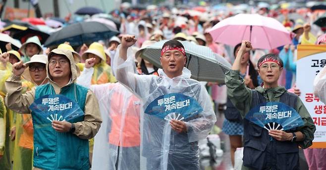 양경수(가운데) 위원장을 비롯한 전국민주노동조합총연맹(민주노총) 조합원들이 지난 16일 서울 여의도 국회의사당 앞에서 2025 총파업 대회를 열고 노조법 2·3조 개정, 윤석열 정부 반 노동정책 폐기, 노·정 교섭 쟁취 등을 촉구하고 있다. 뉴시스