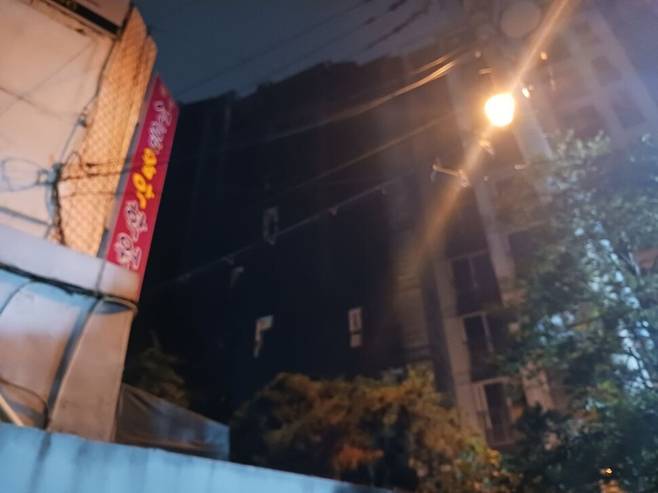 17일 밤 9시5분께 불이 나 중상자 5명이 발생한 경기도 광명시 소하동 오크팰리스 아파트의 벽면이 까맣게 타 있다. 이준희 기자