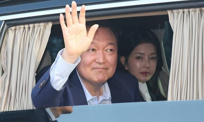 윤석열 전 대통령과 김건희 여사가 지난 4월11일 서울 한남동 공관을 나와 서초동 자택으로 향하고 있다. 공동취재사진