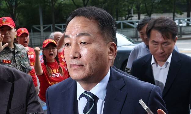 김계환 전 해병사령관이 해병대 예비역 연대 회원들의 항의 구호를 들으며 지난 7일 오전 서울 서초구 채상병 특검사무실로 출석하고 있다. 윤운식 선임기자 yws@hani.co.kr