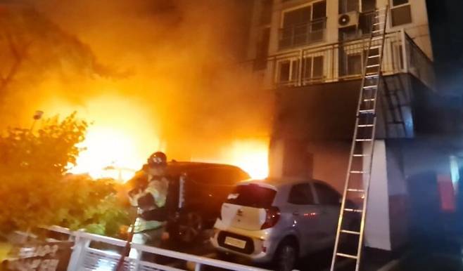 17일 밤 경기도 광명시 소하동 소재 오크팰리스 아파트에서 화재가 발생했다. 경기도소방재난본부 제공