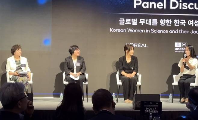 지난 16일 ‘제24회 한국 로레알-유네스코 여성과학자상’ 시상식 중 진행한 패널 토크 모습. 왼쪽부터 1998년 로레알-유네스코 세계여성과학자상을 국내 최초 수상한 유명희 박사, 올해 학술진흥상 수상자인 임미희 카이스트 교수, 2019년 로레알-유네스코 한국여성과학자상 펠로십을 수상한 김필남 카이스트 교수, 올해 펠로십 수상자인 강미경 고려대 교수. 최지현 기자.