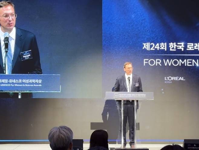 지난 16일 서울 잠실 소재 소피텔 앰배서더 서울에서 진행한 ‘제24회 한국 로레알-유네스코 여성과학자상’ 시상식에서 발언 중인 사무엘 뒤 리테일 로레알코리아 대표. 최지현 기자.