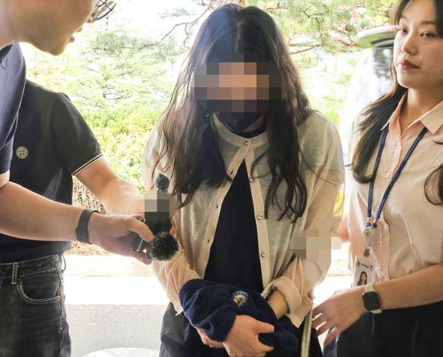 시험기간 중 학교에 무단 침입한 혐의(건조물 침입 등)로 구속영장이 청구된 전직 기간제 교사 A씨가 14일 대구지법 안동지원에서 구속 전 피의자 심문(영장실질심사)을 받기 위해 이동하고 있다. 연합뉴스