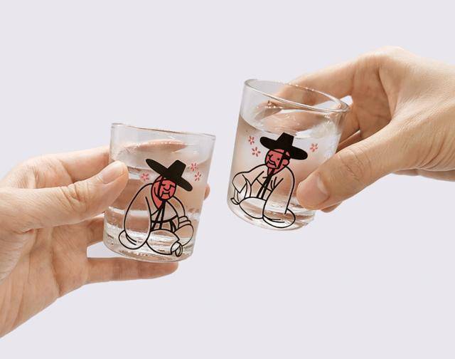 국립중앙박물관 상품관의 히트작 중 하나인 '취객 선비 변색 잔세트'. 18도 이하의 액체를 따르면 선비들의 얼굴 색이 빨갛게 변하는 재치 있는 상품이다. 국립박물관문화재단 제공