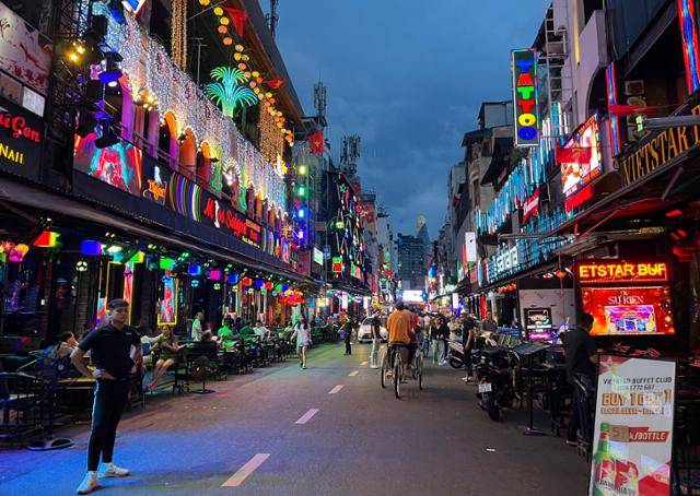 지난달 20일 베트남 호찌민 1군 '여행자의 거리'로 불리는 부이비엔 거리. 밤이 깊어지면 클럽 등에서는 해피벌룬을 흡입하는 사람들을 어렵지 않게 찾아볼 수 있다. 호찌민=허경주 특파원