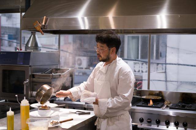 광주 프렌치 레스토랑 '알랭'의 공다현 셰프가 주방에서 요리를 하고 있다. 사법고시를 준비하던 공 셰프는 요리를 독학해 10년 넘게 레스토랑을 운영 중이다. 장준우 제공
