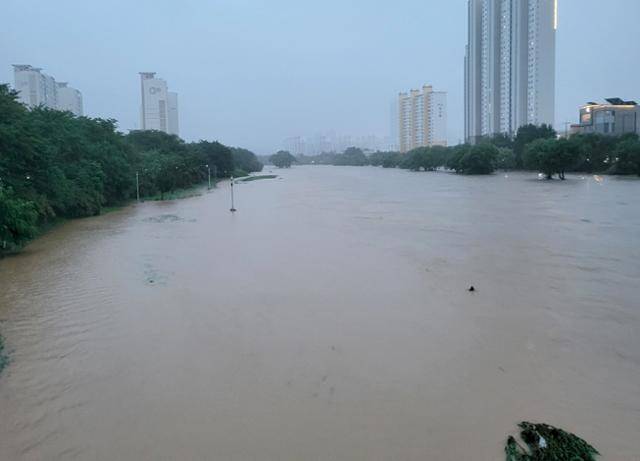 17일 오후 광주 서구 동천동 광주천이 폭우로 급격히 불어나 있다. 광주=뉴시스