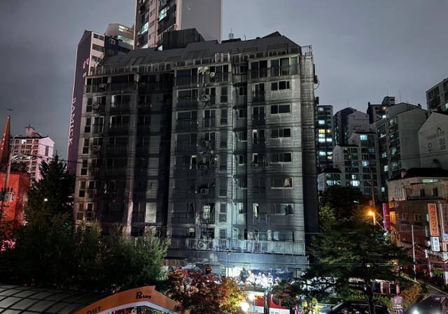 17일 주차장 화재로 아파트 한 동이 까맣게 그을린 경기 광명시 소하동의 한 아파트. 연합뉴스