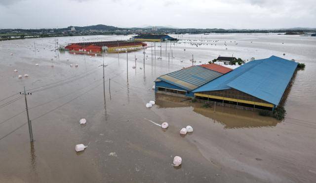 17일 충남 예산군 고덕면 일대가 집중호우에 침수돼 있다. 뉴스1